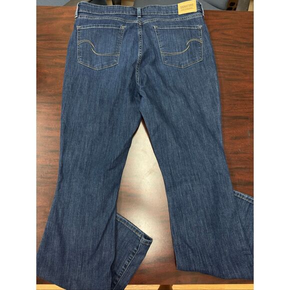 Signature Levi’s Mid Rise Bootcut Jeans Size 16 Long - Picture 3 of 9
